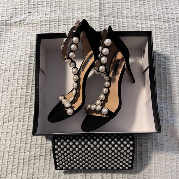 Heels with matching clutch. - Picture 2 of 10